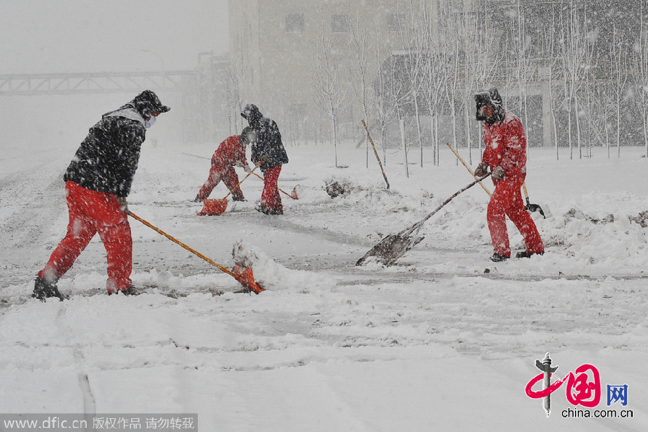 遼寧省大連市發(fā)布暴雪橙色預(yù)警 漫天飛雪機車被困