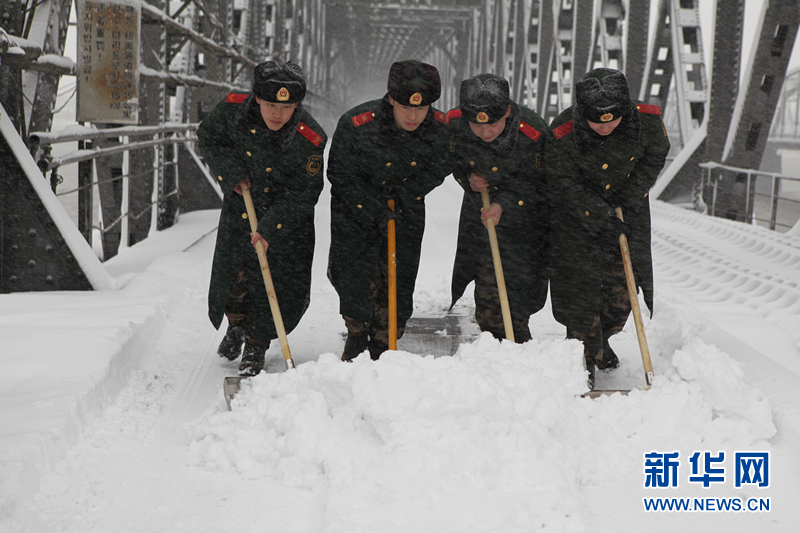 遼寧丹東迎來(lái)羊年初雪 國(guó)門(mén)衛(wèi)士保障口岸通關(guān)