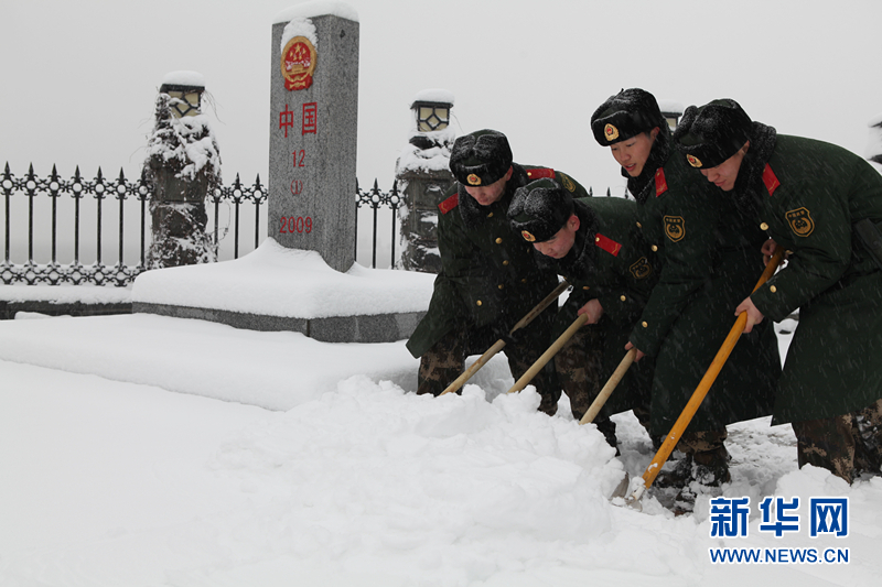 遼寧丹東迎來羊年初雪 國門衛(wèi)士保障口岸通關(guān)