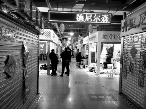 沈陽：南塔鞋城內(nèi)一中年男子持劍刺傷小伙