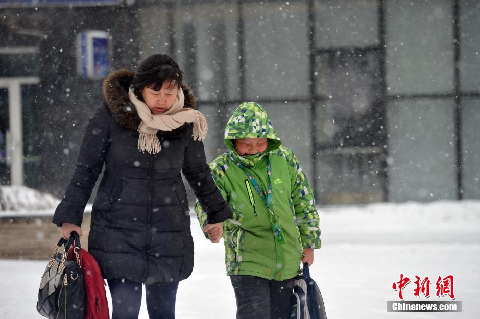 遼寧出現(xiàn)雨雪寒潮大風天氣 市民“武裝”出行