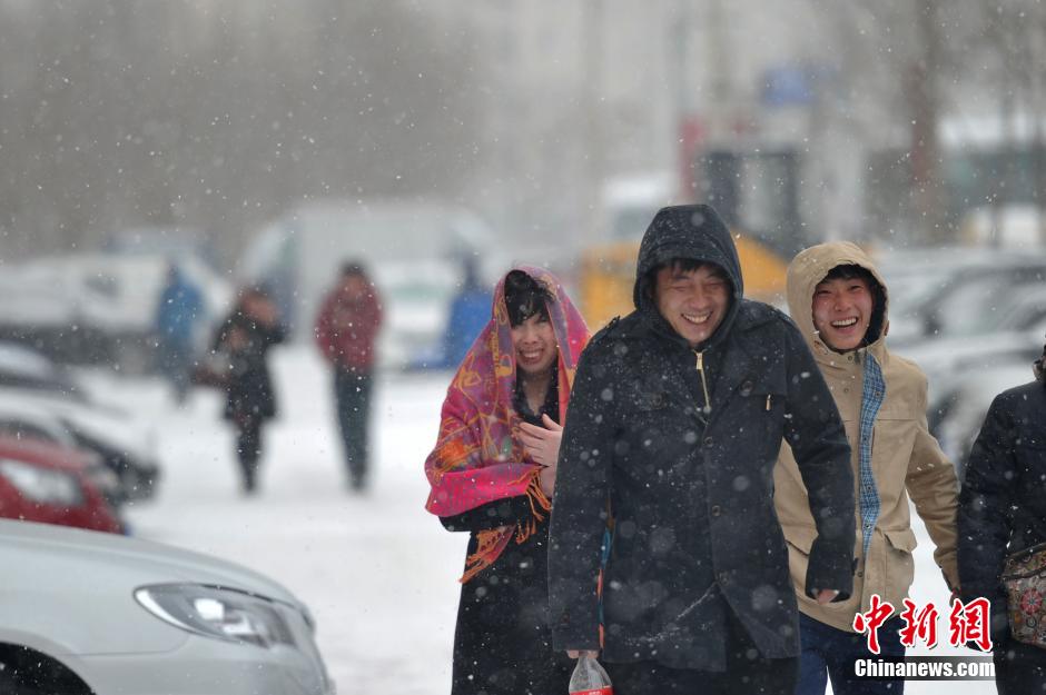 遼寧出現(xiàn)雨雪寒潮大風(fēng)天氣 市民“武裝”出行