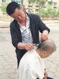 鞍山：“愛心理發(fā)師”二十年義務(wù)理發(fā)（圖）