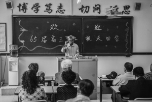 沈陽(yáng)：畢業(yè)50年后 老人們?cè)俾?tīng)老師講課