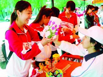 沈陽(yáng)：智障殘疾者義賣 大學(xué)生搶購(gòu)獻(xiàn)愛(ài)心（圖）