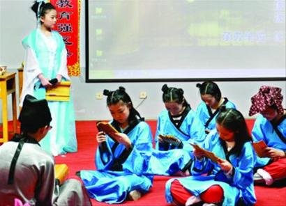 沈陽：穿漢服誦讀國學(xué)經(jīng)典