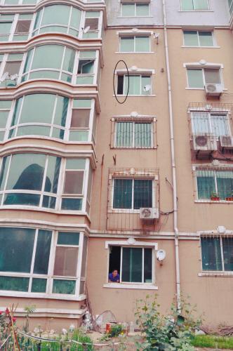 沈陽(yáng)：2歲童4樓墜下 萬(wàn)幸僅僅小擦傷（圖）