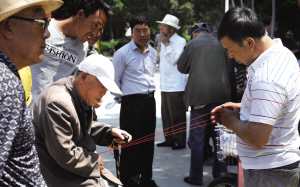 沈陽：五旬男街頭“懸絲診脈”免費(fèi)“看病”(圖)