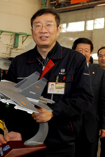 羅陽手握戰(zhàn)機模型