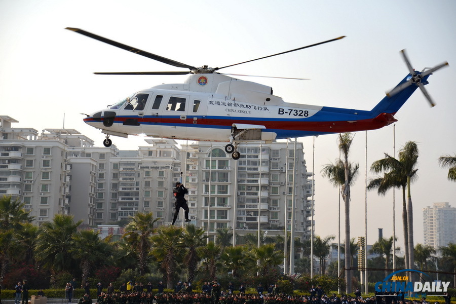 廈門馬拉松賽安保升級(jí) 特警空巡首次亮相參與演練