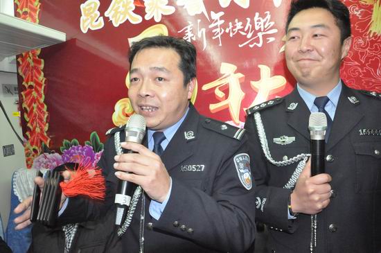 列車(chē)春晚情暖車(chē)廂 鐵警溫馨伴您出行