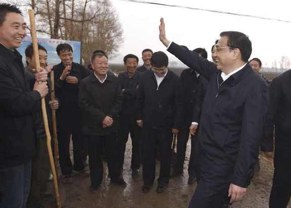 李克強雨中翻地看墑情