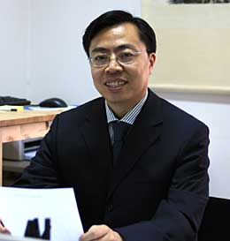 專訪張向晨：面對(duì)REACH法規(guī)我們?cè)撟鍪裁矗?/></p>

<p>在國(guó)內(nèi)涉及化學(xué)品管理的部門中，商務(wù)部世界貿(mào)易組織司于2005年開(kāi)始在各地調(diào)研企業(yè)對(duì)REACH法規(guī)的認(rèn)知情況，與企業(yè)探討應(yīng)對(duì)之策。近日，世界貿(mào)易組織司司長(zhǎng)張向晨就“REACH法規(guī)帶來(lái)的挑戰(zhàn)與影響”接受了《經(jīng)濟(jì)參考報(bào)》記者的專訪。</p>

<p><strong>石化、紡織、輕工、電子、汽車等產(chǎn)業(yè)均受影響</strong></p>

<p>記者：在化學(xué)品方面，我國(guó)與歐盟的貿(mào)易往來(lái)近些年總體情況如何？</p>

<p>張向晨：根據(jù)海關(guān)統(tǒng)計(jì)，2006年，中歐化工品貿(mào)易額達(dá)到198.71億美元，其中出口97.53億美元，進(jìn)口101.18億美元。我國(guó)對(duì)歐盟在化學(xué)品方面進(jìn)出口的總體情況是：出口產(chǎn)品大多數(shù)是勞動(dòng)密集型或資源型產(chǎn)品，附加值較低；且出口的產(chǎn)品中具有風(fēng)險(xiǎn)性的化學(xué)品量大、面廣、種類繁多；出口產(chǎn)品以中低檔為主，進(jìn)口則以高檔為主；出口企業(yè)對(duì)國(guó)內(nèi)外標(biāo)準(zhǔn)、法規(guī)等規(guī)則重視不夠、研究不足，應(yīng)對(duì)技術(shù)性措施的手段落后；貿(mào)易容易受到影響。另外，國(guó)家級(jí)檢測(cè)檢驗(yàn)機(jī)構(gòu)的檢測(cè)檢驗(yàn)結(jié)果，絕大多數(shù)得不到發(fā)達(dá)國(guó)家的認(rèn)可，使得出口企業(yè)在面對(duì)技術(shù)性措施時(shí)更加被動(dòng)。</p>

<p>記者：REACH法規(guī)的實(shí)施對(duì)我國(guó)相關(guān)產(chǎn)業(yè)會(huì)帶來(lái)哪些影響？主要影響是哪些行業(yè)？</p>

<p>張向晨：REACH法規(guī)實(shí)際涉及的產(chǎn)品范圍很廣，它的實(shí)施不僅會(huì)對(duì)石油和化工行業(yè)產(chǎn)生影響，而且對(duì)下游相關(guān)產(chǎn)業(yè)如紡織、輕工、電子、汽車等行業(yè)的影響可能會(huì)更大。預(yù)計(jì)該法規(guī)實(shí)施后，不僅會(huì)使對(duì)歐盟出口產(chǎn)品的成本提高5%以上，還會(huì)使從歐盟進(jìn)口產(chǎn)品的成本增加6%以上。</p>

<p><strong>企業(yè)是應(yīng)對(duì)主體</strong></p>

<p>記者：我國(guó)各相關(guān)政府管理部門、行業(yè)協(xié)會(huì)、企業(yè)該如何應(yīng)對(duì)？各做好哪些工作？</p>

<p>張向晨：企業(yè)是應(yīng)對(duì)的主體。歐盟新化學(xué)品法規(guī)的一個(gè)重要特點(diǎn)是將更多的控制化學(xué)品風(fēng)險(xiǎn)的責(zé)任從管理部門轉(zhuǎn)到了企業(yè)。如前所述，生產(chǎn)、經(jīng)營(yíng)、使用化學(xué)品的企業(yè)需要了解化學(xué)物質(zhì)的安全特性，了解是否對(duì)人體和環(huán)境產(chǎn)生危害。而要了解化學(xué)物質(zhì)的安全特性要有實(shí)驗(yàn)數(shù)據(jù)的支持，從這個(gè)意義上說(shuō)，要進(jìn)入歐盟市場(chǎng)，沒(méi)有數(shù)據(jù)就沒(méi)有市場(chǎng)準(zhǔn)入。數(shù)據(jù)的獲得、按REACH法規(guī)相應(yīng)地完成注冊(cè)、評(píng)估和授權(quán)程序意味著生產(chǎn)和出口成本提高，會(huì)對(duì)企業(yè)的經(jīng)營(yíng)帶來(lái)相應(yīng)的挑戰(zhàn)。</p>

<p>此外，在了解生產(chǎn)經(jīng)營(yíng)使用的化學(xué)品安全特性的基礎(chǔ)上，企業(yè)還應(yīng)制定控制風(fēng)險(xiǎn)的有效措施，這對(duì)企業(yè)的經(jīng)營(yíng)理念和管理水平提出了挑戰(zhàn)，沒(méi)有有效的風(fēng)險(xiǎn)控制措施同樣沒(méi)有市場(chǎng)準(zhǔn)入。</p>

<p>對(duì)于下游用戶來(lái)說(shuō)，需要配合上游企業(yè)提供化學(xué)品用途的信息、暴露場(chǎng)景的信息，保證化學(xué)品的安全信息在上下游鏈條上的流動(dòng)傳播，保護(hù)消費(fèi)者的健康。</p>

<p>所以企業(yè)必須成為應(yīng)對(duì)REACH法規(guī)的主體，化學(xué)品行業(yè)需要更多的了解化學(xué)物質(zhì)的特性，提供風(fēng)險(xiǎn)控制的解決方案，確保信息的流動(dòng)。</p>

<p>行業(yè)協(xié)會(huì)在此過(guò)程中可以發(fā)揮很重要的作用，例如組織同行交流相同物質(zhì)的數(shù)據(jù)、研究如何開(kāi)展風(fēng)險(xiǎn)評(píng)價(jià)，提供咨詢臺(tái)服務(wù)等。政府面對(duì)化學(xué)行業(yè)關(guān)注健康，注重環(huán)境保護(hù)，控制化學(xué)品風(fēng)險(xiǎn)的大趨勢(shì)，在化學(xué)品管理政策上也需要一定的調(diào)整，相關(guān)管理部門需要多溝通，多協(xié)調(diào)，政策也需要協(xié)調(diào)統(tǒng)一。</p>

<p>無(wú)論政府和行業(yè)協(xié)會(huì)提供何種服務(wù)，企業(yè)仍然是應(yīng)對(duì)的主體，因?yàn)镽EACH法規(guī)要求每個(gè)單個(gè)企業(yè)都要注冊(cè)，都要了解自己生產(chǎn)的化學(xué)品的安全特性。</p>

<p><strong>商務(wù)部將辦中國(guó)的REACH咨詢臺(tái)</strong></p>

<p>記者：應(yīng)對(duì)REACH法規(guī)，商務(wù)部都做了哪些工作？</p>

<p>張向晨：到目前為止，商務(wù)部已經(jīng)開(kāi)展了一系列的應(yīng)對(duì)工作，今后還將采取以下的應(yīng)對(duì)措施：</p>

<p>——跟蹤REACH法規(guī)的實(shí)施細(xì)則，以便全面評(píng)估REACH法規(guī)對(duì)中歐貿(mào)易和中國(guó)企業(yè)的實(shí)質(zhì)性影響。</p>

<p>——爭(zhēng)取歐盟的技術(shù)援助，辦好中國(guó)的REACH法規(guī)咨詢臺(tái)(HELPDESK)。</p>

<p>——進(jìn)行有針對(duì)性、分層次的培訓(xùn)工作，提高各相關(guān)方對(duì)REACH法規(guī)的認(rèn)知程度。與歐盟合作，召開(kāi)REACH法規(guī)研討會(huì)，幫助行業(yè)更全面掌握和理解REACH法規(guī)的各項(xiàng)要求，以便于我國(guó)企業(yè)應(yīng)對(duì)。</p>

<p>——組織編寫《企業(yè)如何應(yīng)對(duì)REACH指導(dǎo)手冊(cè)》，發(fā)給各相關(guān)行業(yè)和企業(yè)，使他們?cè)跍?zhǔn)備數(shù)據(jù)，準(zhǔn)備技術(shù)卷宗、化學(xué)品安全報(bào)告、安全數(shù)據(jù)表和編制暴露場(chǎng)景描述等方面得到技術(shù)指導(dǎo)。</p>

<p>——盡快研究代理注冊(cè)問(wèn)題，研究行業(yè)中介組織代理企業(yè)在歐盟注冊(cè)的可能性，其權(quán)利和義務(wù)都有哪些，目前正在向歐盟咨詢階段。</p>

<p>——由于REACH法規(guī)比較復(fù)雜，各項(xiàng)內(nèi)容中理解也不一致，需要與歐盟REACH制定的主管機(jī)構(gòu)建立定期溝通機(jī)制，以獲得權(quán)威的注解。</p>

<p>來(lái)源：經(jīng)濟(jì)參考報(bào) 編輯：張少虎</p>
</div>
</div>
<!--/enpcontent-->
<br/>
 



<table width=