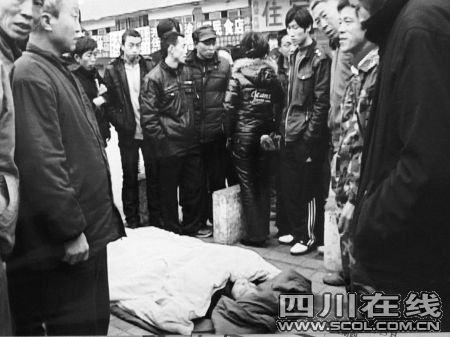 四川達(dá)州農(nóng)民工高空作業(yè)摔癱被棄火車站(圖)
