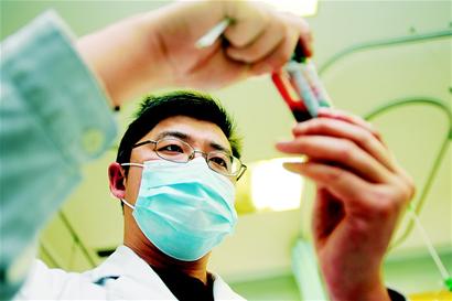 華西醫(yī)院“中毒組”解毒高手 破百毒救下幾千人