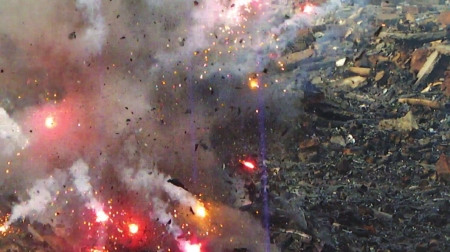 四川爆竹廠爆炸現(xiàn)場：妻子冒險沖向煙花庫尋夫(圖)