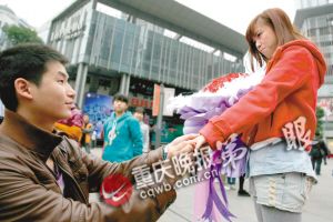 男子光棍節(jié)前花一個月工資租廣場屏幕向女友求婚