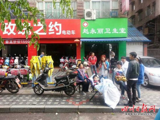 四川日?qǐng)?bào)記者直擊震區(qū)現(xiàn)場(chǎng)：蘆山縣龍門鄉(xiāng)紅星村