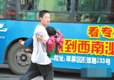 高考抱昏迷女生送醫(yī)男生考290分:沒想是這個成績(圖)