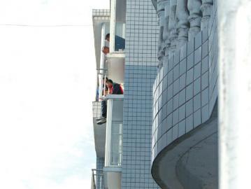 四川：達(dá)州一少年被父親冤枉偷錢 欲跳樓證清白