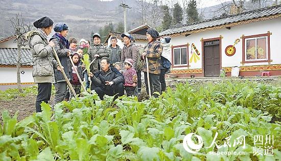 堅持“雙輪驅(qū)動” 強力推進(jìn)四川扶貧攻堅