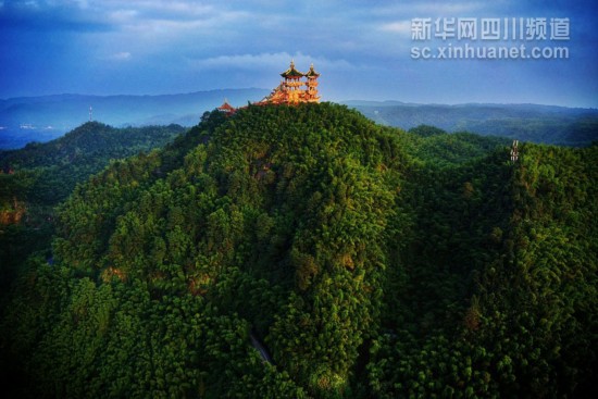 航拍：白云下的四川是這樣的！