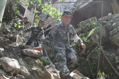 天降軍醫(yī)助太平 ——記成都軍區(qū)總醫(yī)院政委、抗震救災醫(yī)療隊隊長姚榕