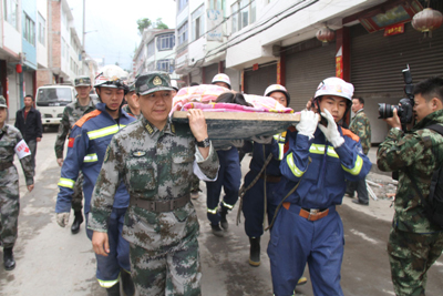 天降軍醫(yī)助太平 ——記成都軍區(qū)總醫(yī)院政委、抗震救災(zāi)醫(yī)療隊(duì)隊(duì)長姚榕