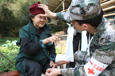 天降軍醫(yī)助太平 ——記成都軍區(qū)總醫(yī)院政委、抗震救災(zāi)醫(yī)療隊(duì)隊(duì)長(zhǎng)姚榕