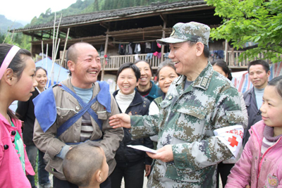 天降軍醫(yī)助太平 ——記成都軍區(qū)總醫(yī)院政委、抗震救災(zāi)醫(yī)療隊(duì)隊(duì)長(zhǎng)姚榕