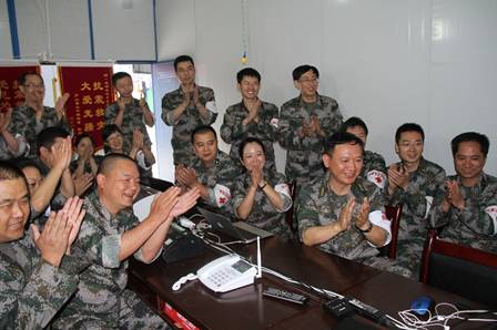 隊(duì)員千里之外完婚 醫(yī)療隊(duì)災(zāi)區(qū)帳篷內(nèi)送祝福