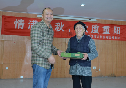 “長壽果”送進(jìn)都江堰福利院 老人們吃獼猴桃過重陽