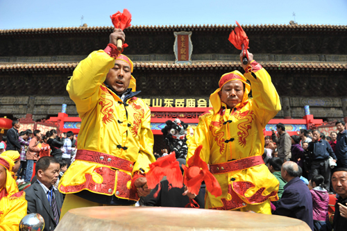 2011泰山東岳廟會(huì)在山東泰安舉行