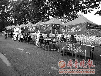 180分就能上大學(xué) 高校倒閉或?qū)⑻崆暗絹?/></p>

<p>近日，一場專門針對高考低分生開設(shè)的自考、成人教育等機構(gòu)選校咨詢活動現(xiàn)場冷清?；顒又鬓k方分析，人流減少與高考生源下降和錄取分?jǐn)?shù)線降低有關(guān)。楊凡 黃羽萱 攝</p>

<p>180分，就能上大學(xué)</p>

<p>2011年，山東高考專科二批填報志愿資格線和錄取線均為180分。據(jù)統(tǒng)計，自去年我省?？贫?jǐn)?shù)線首次降低到200分以下，今年的180分再創(chuàng)歷史新低。</p>

<p>空前降低的分?jǐn)?shù)線讓一些低分考生心中竊喜，也立即引發(fā)熱議，讀者、網(wǎng)友紛紛對較低的分?jǐn)?shù)線表現(xiàn)出擔(dān)憂。</p>

<p>山東煙臺的網(wǎng)友“王曉岸”算了一筆賬，“以普通高考滿分750分計，180分的資格線僅占總分的24%。這是喜劇還是悲??？”網(wǎng)友“悟性”則表示，“本人當(dāng)年高考400多分，?？贫纪麎m莫及，不怪生不逢時，實為現(xiàn)在的教育擔(dān)憂。”</p>

<p>據(jù)了解，今年其他省份也出現(xiàn)了較低的?？其浫》?jǐn)?shù)線。如安徽省最低錄取控制分?jǐn)?shù)線劃到了200分，同時線下20分之內(nèi)的考生均可填報降分征集志愿；另外，山西省普通高校招生?？?高職)第三段錄取控制線甚至降到了150分。</p>

<p>記者采訪的高校招生部門和教育主管部門負(fù)責(zé)人均認(rèn)為，高招錄取專科分?jǐn)?shù)線的降低對學(xué)生而言帶來了更多讀大學(xué)的機會，是件好事。</p>

<p>“目前我們的高等教育走到了大眾化向普及化發(fā)展的轉(zhuǎn)折點?！笔〗逃龔d高教處處長宋伯寧介紹，國際上的通行標(biāo)準(zhǔn)是，適齡青年毛入學(xué)率達(dá)到15%以上即為進(jìn)入高等教育大眾化階段，目前我省適齡青年毛入學(xué)率為28%?！拔沂≈虚L期教育發(fā)展規(guī)劃制定的目標(biāo)是，到2020年普及高等教育，適齡青年毛入學(xué)率達(dá)到50%。屆時，只要愿意、有能力接受高等教育的就能接受高等教育?！彼尾畬幷f。</p>

<p>公辦高校也鬧生源荒</p>

<p>雖然錄取線降到180分的歷史新低，但?？贫稒n表反映出來的另一個現(xiàn)象，卻讓許多?？贫猩盒８械綄擂巍?/p>

<p>省招考院公布的?？贫恢驹竿稒n表顯示，省內(nèi)外百余所院校投檔線在200分以下，其中省內(nèi)40所院校投檔線僅為180分。</p>

<p>記者統(tǒng)計還發(fā)現(xiàn)，有36所投檔線為180分的院校一志愿沒有“吃飽”，這就意味著，考生只要達(dá)到180分且第一志愿填報這些院校，基本上就能被錄取。這36所院校，以公辦或民辦的高職院校為主。</p>

<p>與往年投檔情況不同的是，今年不少公辦高職和公辦本科層次院校的?？贫猩媱澮查_始“吃不飽”。山東科技大學(xué)、煙臺大學(xué)、泰山醫(yī)學(xué)院、魯東大學(xué)、臨沂大學(xué)等院校的?？贫恢驹竿稒n線也在200分以內(nèi)，有的還踩在180分上。專科二批第一次征集志愿后，雖然缺額較多的主要是民辦高職院校，但文理科均出現(xiàn)了缺額計劃500人以上的公辦高職院校。</p>

<p>“今年的生源危機在預(yù)料之中，但沒想到這么嚴(yán)重?！笨吹綄？贫恢驹竿稒n結(jié)果之后，東營職業(yè)學(xué)院招生就業(yè)處處長張汝山倒吸一口涼氣。張汝山說，他給全省公辦職業(yè)院校的一志愿投檔滿足率情況排了“名次”：東營職業(yè)學(xué)院文理科總計招生3800余人，一志愿投出后缺額900余人，排名第六。</p>
</div>
</div>

<div width=