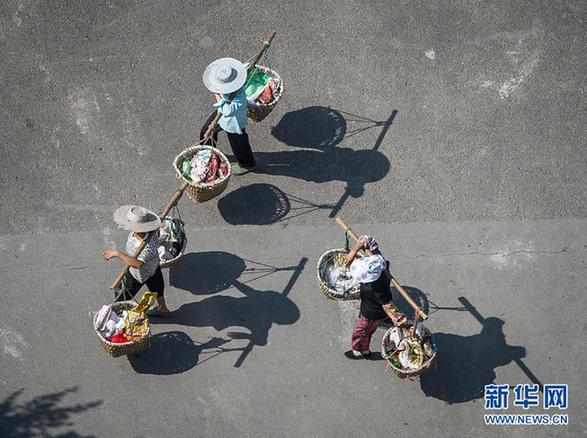 多地遭遇高溫天——青島海濱浴場(chǎng)成“人海”