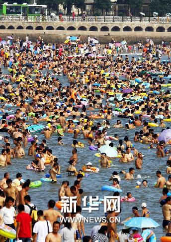 青島：游客海灘“下餃子”