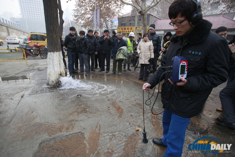 濟南首現(xiàn)大樹“吐水”奇觀