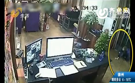棗莊90后媽媽深夜扮女鬼爬行盜竊 店主看監(jiān)控被嚇壞