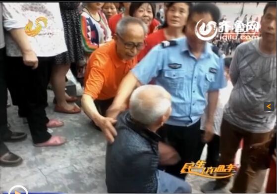 德州廣場(chǎng)舞大媽PK敲大鼓大爺 上演地盤(pán)“爭(zhēng)奪戰(zhàn)”