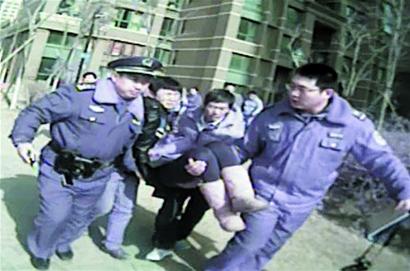 男友提分手女子爬33樓自殺 過(guò)于激動(dòng)昏厥