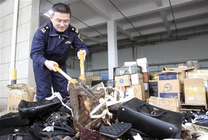 8700件冒牌名包名表被銷(xiāo)毀 機(jī)場(chǎng)海關(guān)查獲(圖)