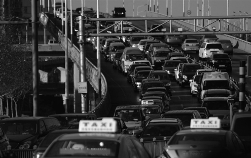 春節(jié)臨近濟(jì)南道路擁堵加劇 搶道加塞將被嚴(yán)罰