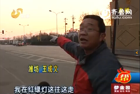 濰坊司機掉14箱鞋子遭哄搶 拾遺者不舍還鞋現(xiàn)場大哭