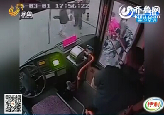 監(jiān)控：不讓嗑瓜子 青島仨小伙大鬧公交車毆打司機(jī)