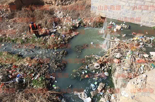 濟(jì)南臥虎山水庫成垃圾場 上游農(nóng)家樂污水流進(jìn)水庫