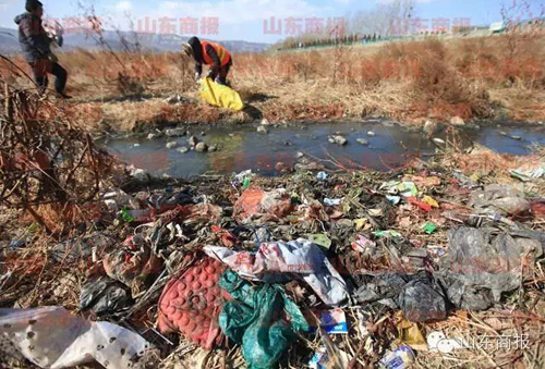 濟(jì)南臥虎山水庫成垃圾場 上游農(nóng)家樂污水流進(jìn)水庫