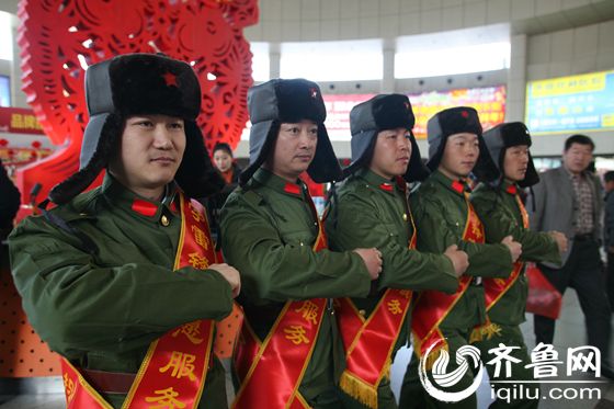 “雷鋒站隊“驚現(xiàn)濟(jì)南 著軍裝戴雷鋒帽做好事不留名