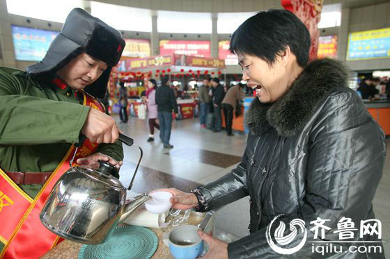 “雷鋒站隊“驚現(xiàn)濟(jì)南 著軍裝戴雷鋒帽做好事不留名