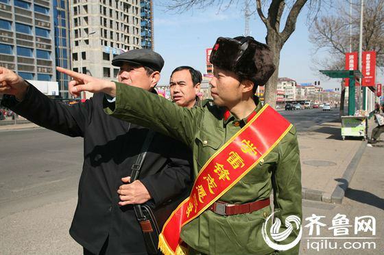 “雷鋒站隊“驚現(xiàn)濟(jì)南 著軍裝戴雷鋒帽做好事不留名