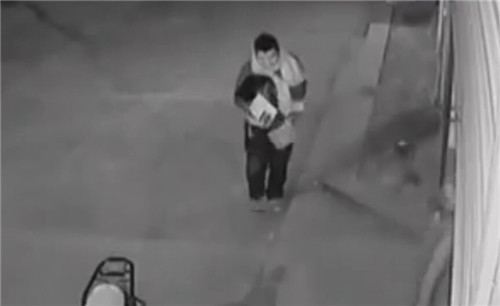 濟(jì)南一足療店主盜竊隔壁公司財(cái)物被自家監(jiān)控拍下(圖)